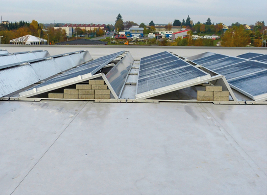 11 Die in unterschiedlicher Anzahl übereinander geschichteten und ungesicherten Pflastersteine zeugen ebenso ...