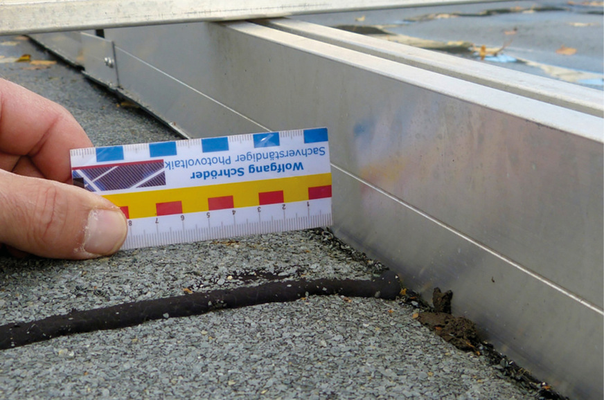 14 Deutlich sichtbar und bedenklich: die eingedrückte Dachdichtungsbahn