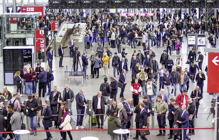 D﻿ie Organisatoren der BAU, die ein wichtiger Treffpunkt für Architekten, Handwerker, Planer, ebenso wie für Hersteller und Energieberater ist, sind zufrieden: Nach dem Ausfall der 2021er-Ausgabe als Präsenzveranstaltung verzeichnete die diesjährige Messe vom 17. bis zum 22. April 190 000 Besucher. 2260 Aussteller aus 49 Ländern stellten Produkte und Dienstleistungen vor, Vorträge auf Foren und Kongressen drehten sich um Digitalisierung, modulares und serielles Bauen, nicht zuletzt aber immer wieder um Nachhaltigkeit, in all ihren Aspekten.