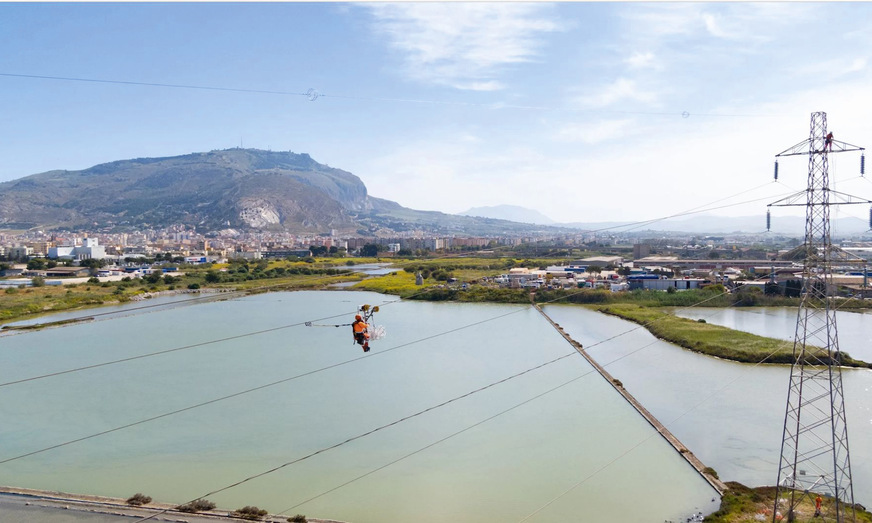 Umgestaltungsarbeiten an einer 150-Kilovolt-Leitung in Sizilien bei einem&nbsp;Vogelschutzgebiet, um Vögel zu ihrem Schutz von den Leitungen fernzuhalten.