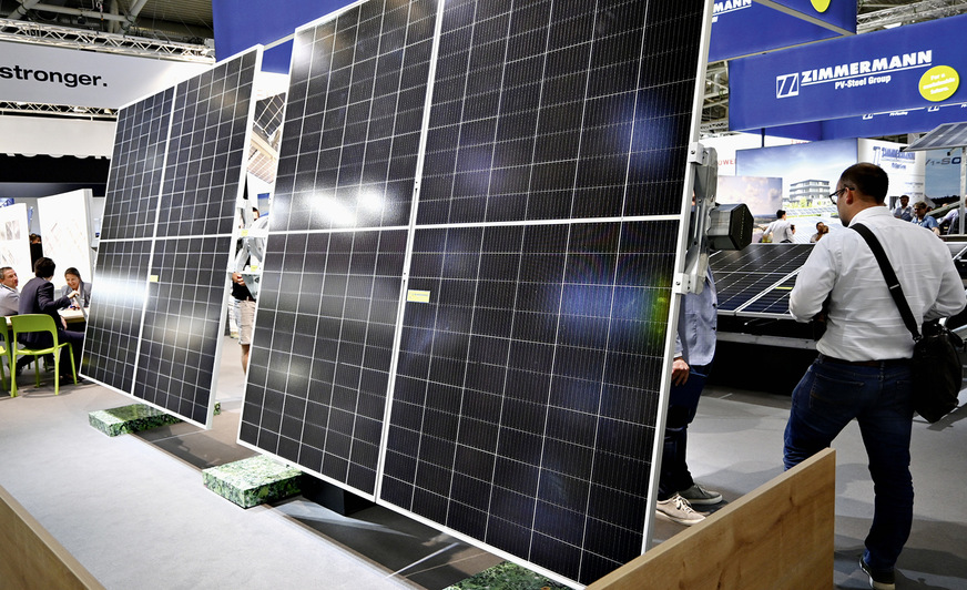 Zimmermann PV-Stahlbau hat für die Agri-PV eigens einen Tracker entwickelt. Der Vorteil: die Module lassen sich in die vertikale Position drehen. Dadurch bleibt viel Platz auf dem Feld für die Landwirtschaft.