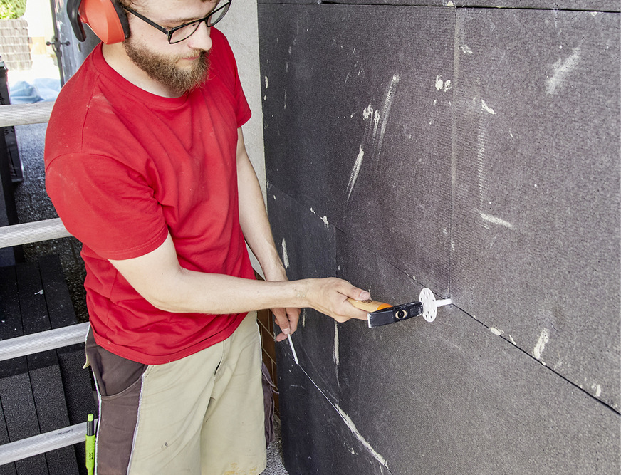 Dämmplatten aus EPS sind leicht zu verarbeiten. Aufgrund ihrer Eigenlasten und gegen Winddruck und Windsog werden sie hier zusätzlich verdübelt.