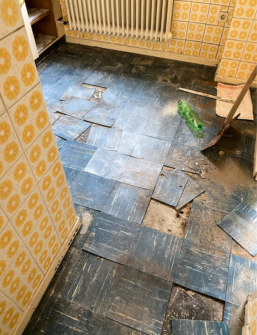 Floor-Flex-Platten aus organischen Bindern, anorganischen Füllstoffen und etwa 15 Prozent Asbest wurden von den 1950er- bis in die 1970er-Jahre häufig eingesetzt.