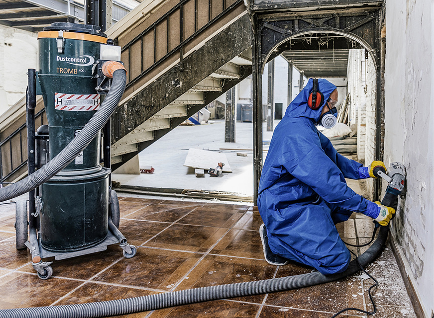 Bei Schleifarbeiten an asbesthaltigen Putzen und Spachtelmassen muss grundsätzlich mit Absaugvorrichtung gearbeitet werden.