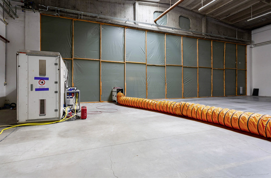 Der zu sanierende Bereich ist sauber von den übrigen Zonen zu trennen. Neben der Personenschleuse muss für Entstaubung durch eine leistungsstarke Absaugung gesorgt werden.