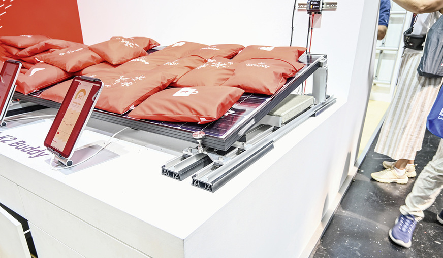 Die Last auf den Modulen verhindert manchmal die Montage einer Anlage. Bleibt das Gewicht im Blick, kann näher an die Belastungsgrenze geplant werden.