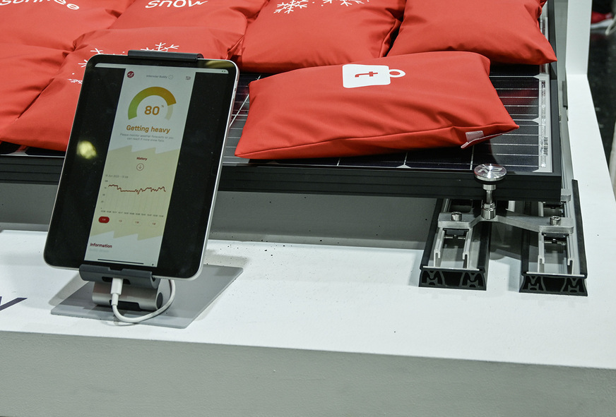 Die aktuelle Last auf den Modulen wird als Prozentwert in der App angezeigt. Wird sie zu hoch, bekommt der Anlagenbetreiber eine Nachricht.