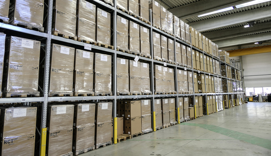 Bis unters Dach sind die Geräte gelagert, sie warten nun auf Auslieferung.