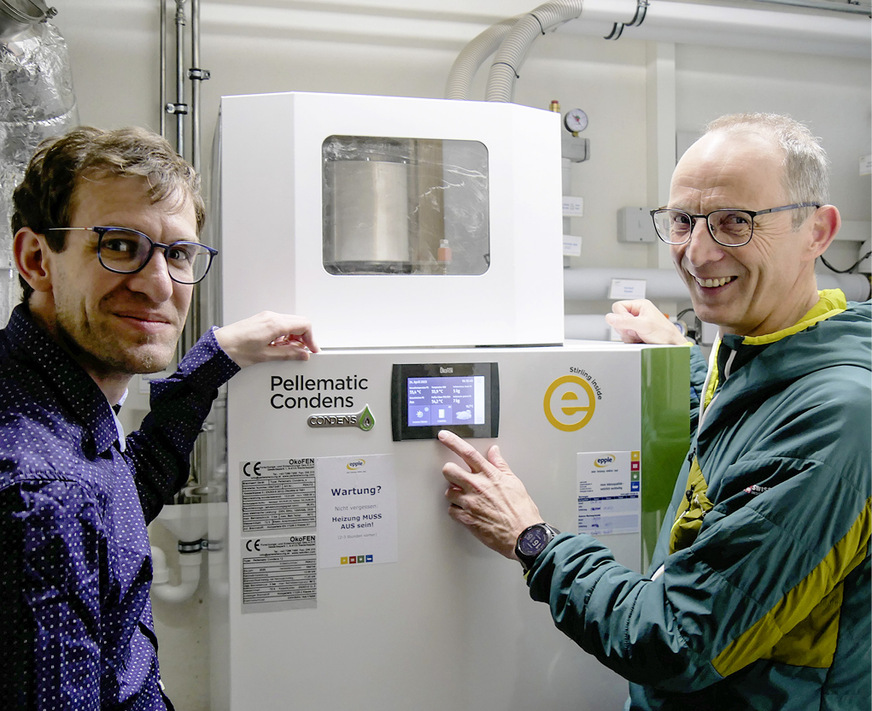 Hausbesitzer Daniel Zeitler (links) und Energiefachmann Fritz Epple begutachten die Pellets-Stirling-Anlage.