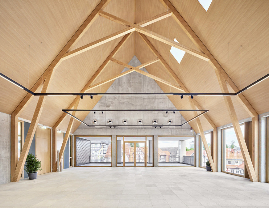 In den Dachgeschossen der neuen Erweiterung sind die Sichtbezüge zur historischen Altstadt gegeben. Sämtliche verwendeten Hölzer beließ man unbehandelt.