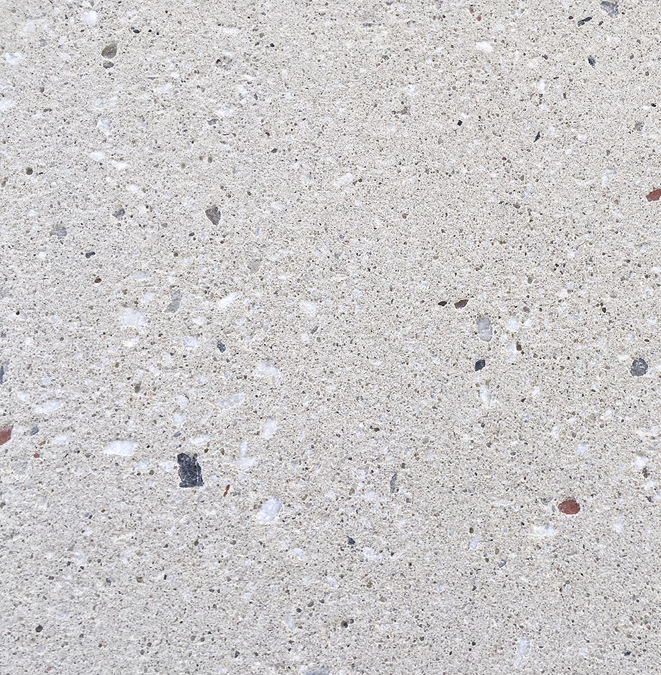 Das Alte im Neuen soll sichtbar sein: In den Fassadenelementen der Erweiterung steckt Beton- und Ziegelrezyklat aus den Vorgängerbauten.