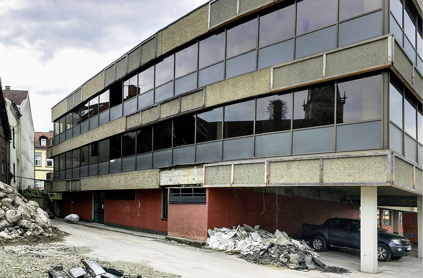 Der Anbau aus den 1970ern störte nach allgemeiner Auffassung das Stadtgefüge, war asbestbelastet und wäre nur zu hohen Kosten an die aktuellen Bedürfnisse anzupassen gewesen.