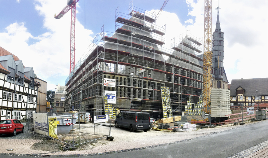 Die Neuerstellung einer Betonstruktur kann man kritisch sehen, Erhalt und Sanierung der Erweiterung aus den 1970ern wären in Aufwand und Kosten jedoch dem Ersatzneubau gleichgekommen.