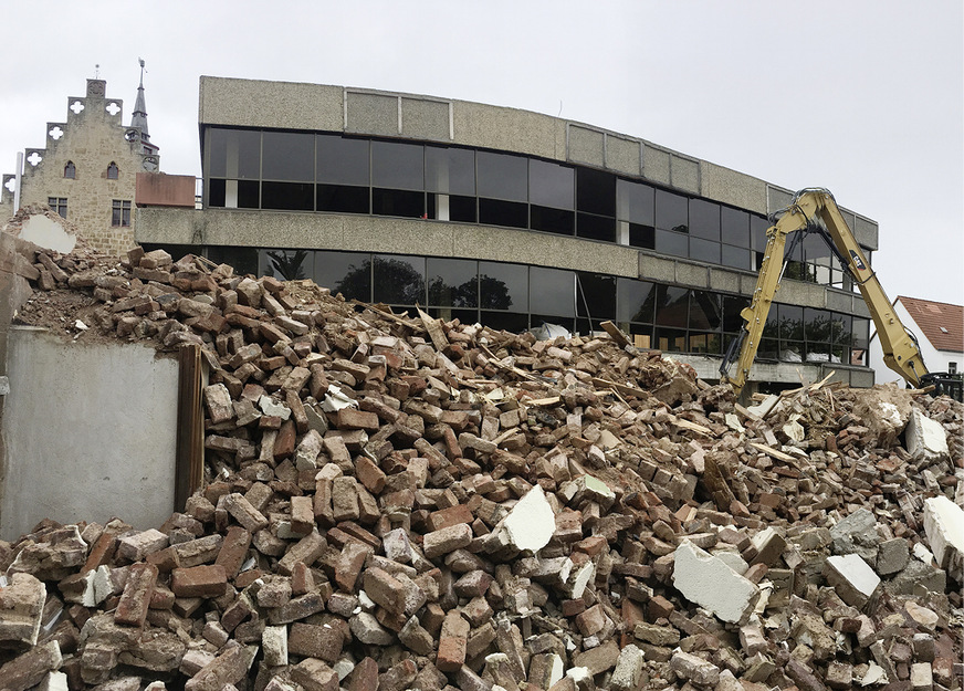 Die Vollziegel eines alten Nebengebäudes wurden ebenfalls zu Rezyklat für die Betonelemente des Neubaus.