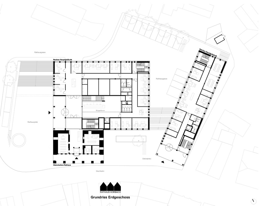 Das eher kleine gotische Rathaus mit seinen auffallend dicken Wänden bekam die nöt﻿ige räumliche Erweiterung in Form von Anbau und Nebengebäude.