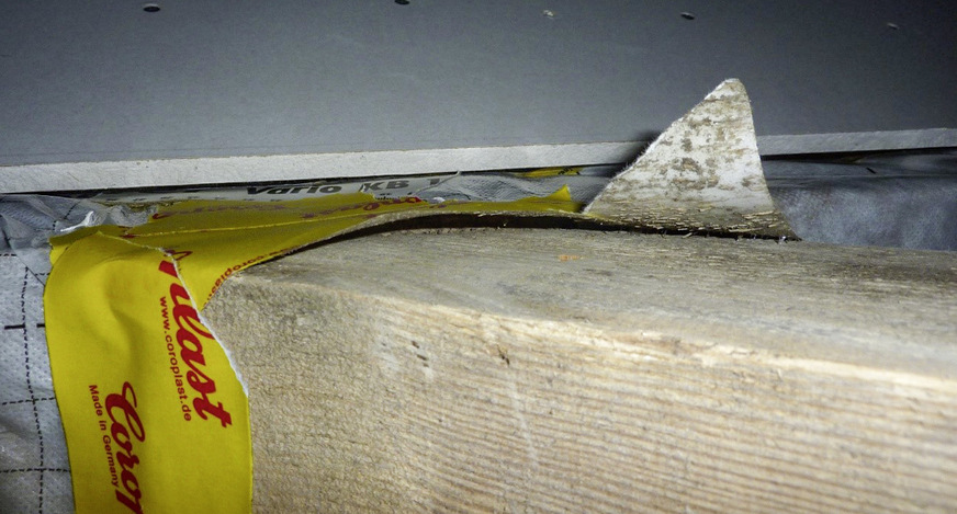 Flickwerk im Dachbereich: Die Durchdring﻿ung der diffusionshemmenden Ebene durch eine Strebe wurde nicht sorgfältig genug abgeklebt.