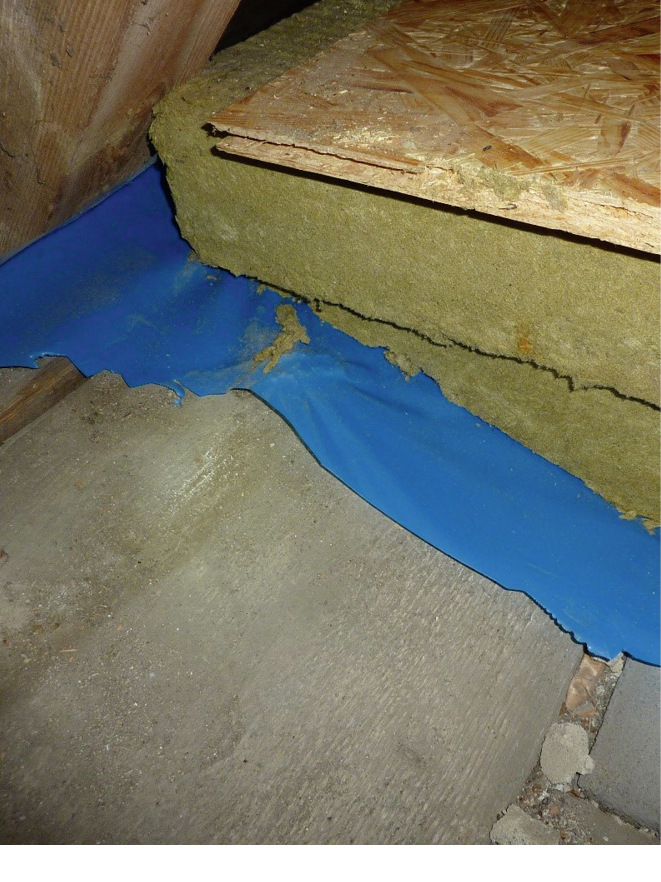 Fehler bei der Dämmung der obersten Geschossdecke: Die Folien sind nicht konvektionsdicht an die flankierenden Bauteile angeschlossen.