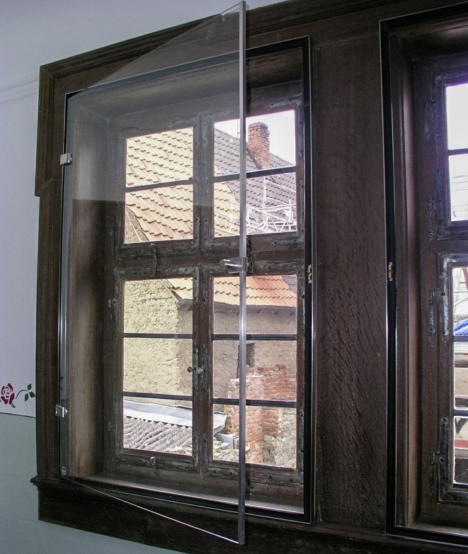 Fenster mit Einfachverglasung: Durch Hinzufügung eines Fensterflügels auf der Innenseite (Umbau zum Kastenfenster) konnten die Dämmwerte deutlich verbessert werden.