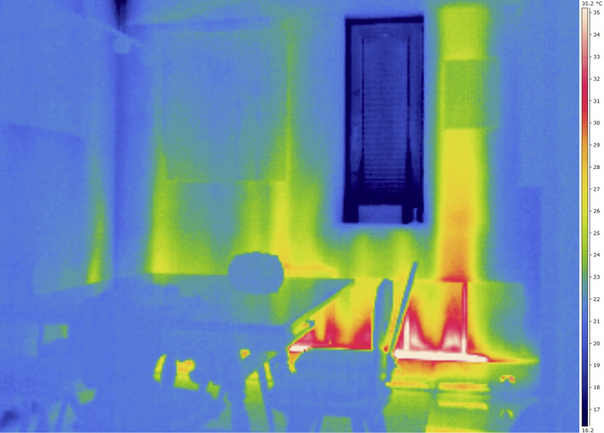8 Warmluftschleier vor einer Außenwand, von einer Sockelleistenheizung erzeugt: Ein solcher Kompromiss kann bei defizitärem Wärmeschutz sinnvoll sein