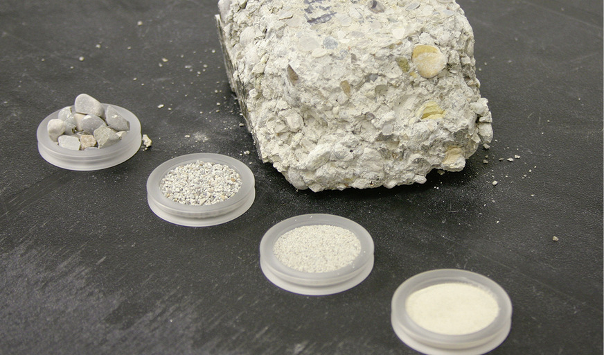10 Vorher, nachher: Die Betonprobe, feinsäuberlich in ihre Bestandteile aufgetrennt. Die erhaltenen Kornfraktionen werden nach der elektrodynamischen Fragmentierung getrocknet und gesiebt.