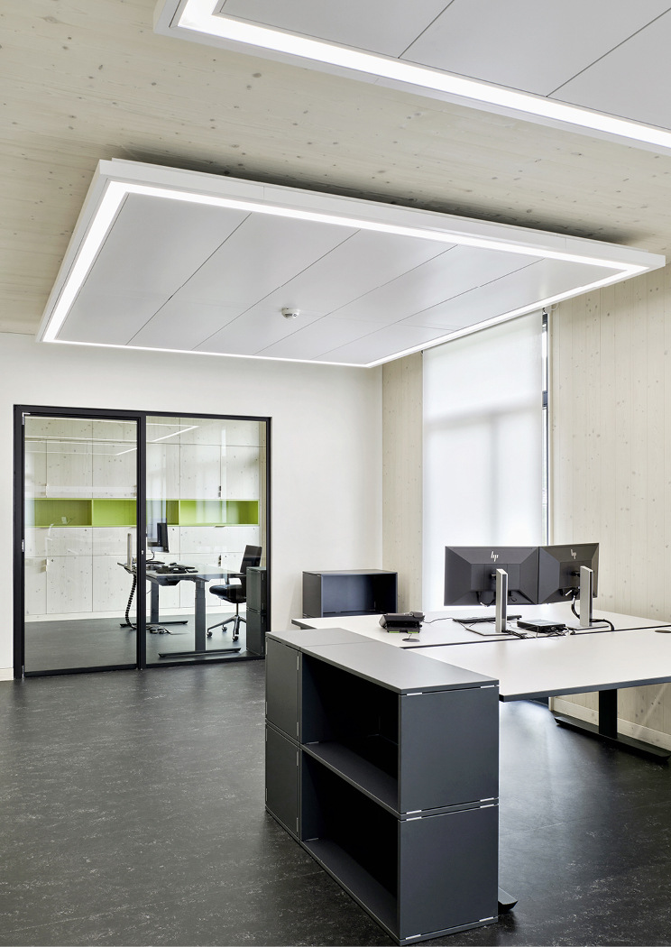 Die Deckensegel heizen nicht nur, sie kühlen auch, enthalten darüber hinaus die Beleuchtung und die Brandmelder und optimieren die Raumakustik.