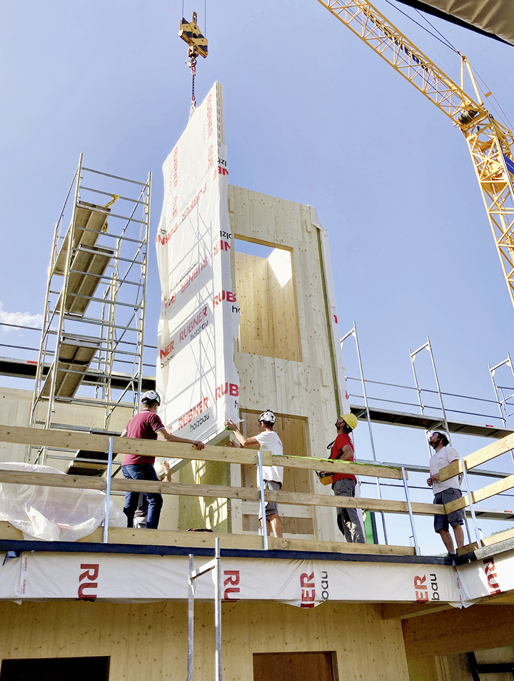 Auch der Aufzugsschacht besteht aus vorgefertigten Holzelementen.