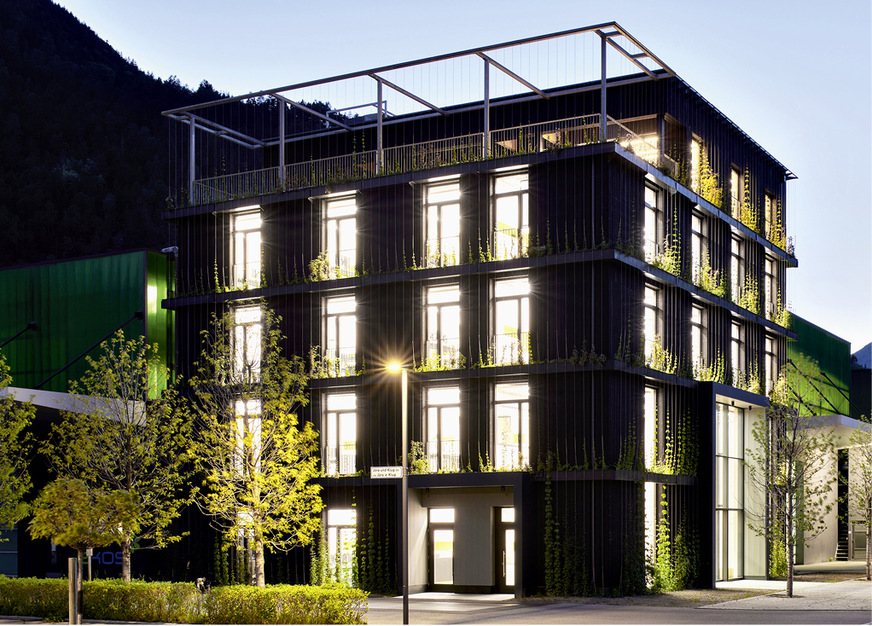 Die begrünte Fassade verringert die Staubbelastung und kühlt zudem die Innenräume. Daher wurde sie auch auf das Lüftungssystem angerechnet.