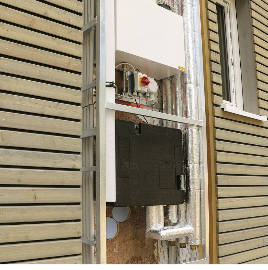 Die technische Versorgung der seriell sanierten Bes﻿tandswohnungen sowie der neuen aufgestockten Wohnungen erfolgt in Erlangen minimal-invasiv und mieterfreundlich über fassadenintegrierte Versorgungsstränge.