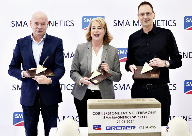 SMA-Magnetics-Chef Jacek Maciejewksi (links), SMA-Finanzvorständin ­Barbara&nbsp;­Gregor und Klaus Petry, bei SMA für das globale Geschäft zuständig, ­haben den Grundstein in&nbsp;Kraków ­gelegt.