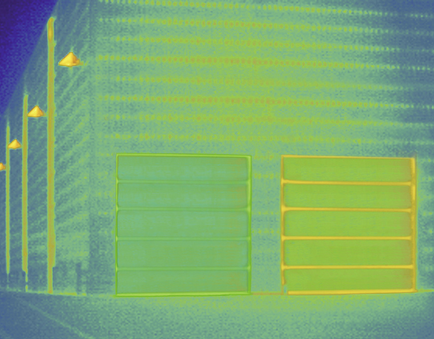 Kühle Oberflächen: Wieviel die Wärmedämmung bei Industrietoren bringt, verrät die Thermografie. Man erkennt deutlich, dass die Fugen – im Bild zwischen den Paneelen des Sektionaltors – wärmetechnische Schwachstellen sind.