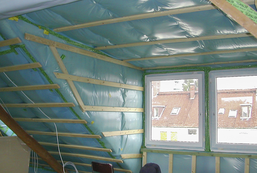 Undichtheit durch Unwissenheit: Hier wurde handwerklich sauber gearbeitet – aber die alte Holzbalkendecke unter dem Fußboden blieb unbeachtet. Eine Leckagesuche vorab hätte den zusätzlichen Sanierungsbedarf rechtzeitig aufgedeckt.