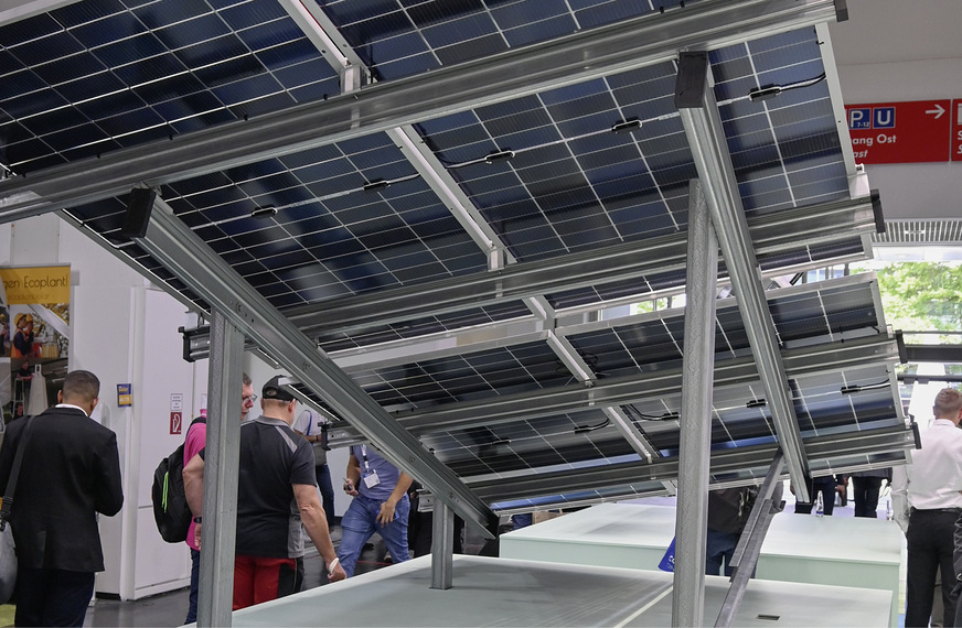 Schletter hat schon im vergangenen Jahr ein System für unebenes Gelände auf der Intersolar gezeigt. In diesem Jahr ist ein flexibler Tracker angekündigt.