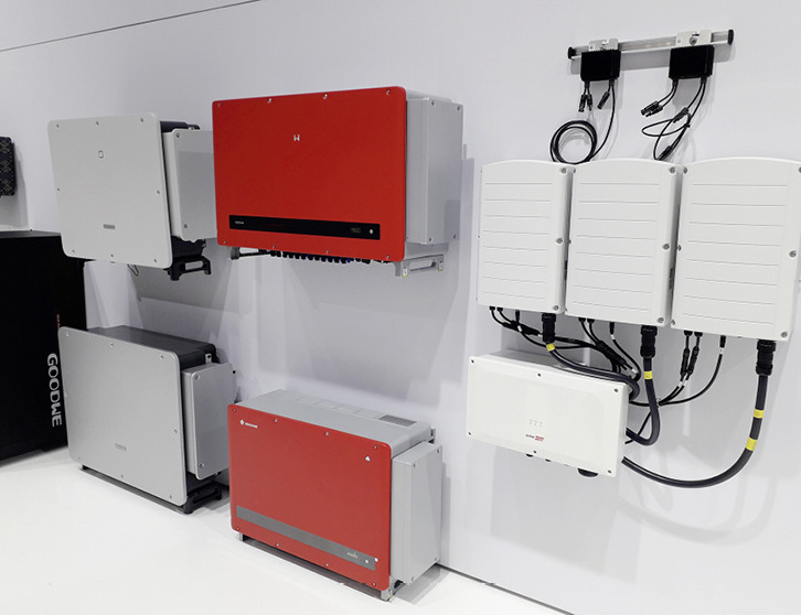 Stromspeicher­systeme 2023 am&nbsp;Messestand des&nbsp;Fachhändlers Krannich Solar.