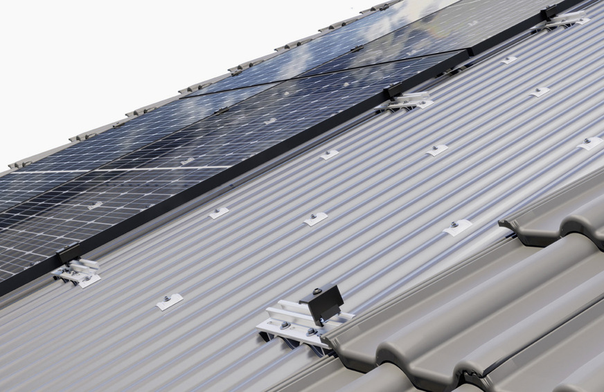 Die Grundlage des Indachsystems von S-Flex ist ein Wellblech, auf dem die ­Module montiert werden.