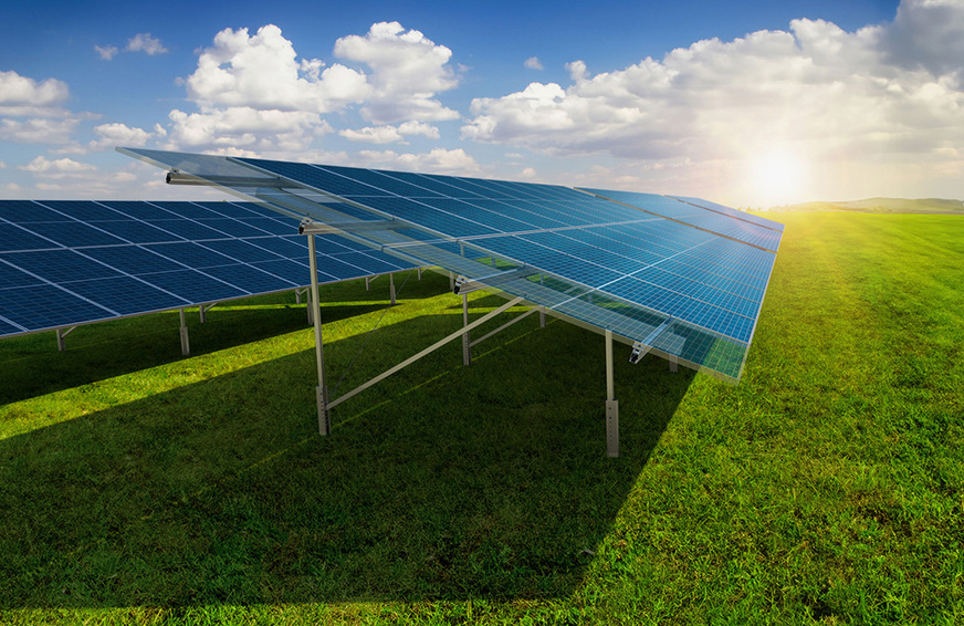 Die Unterkonstruktion für Solarparks von K2 Systems gibt es mit zwei verschiedenen Gründungsvarianten: Rammpfosten und Betonfundamenten.