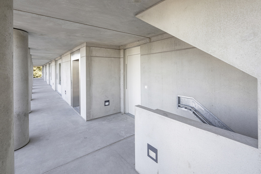 10 Die Erschließung der Wohnungen erfolgt über den Laubengang, die Treppenläufe liegen außerhalb der gedämmten Hülle.