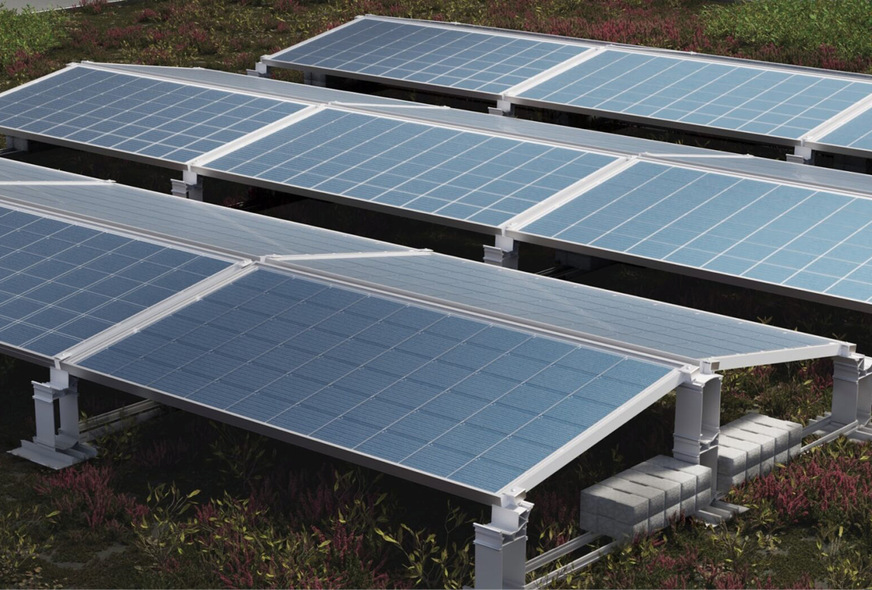 Mit einem zusätzlichen Adapter erreicht der Handwerker ausreichend Abstand&nbsp;zwischen Modulen und Gründach.