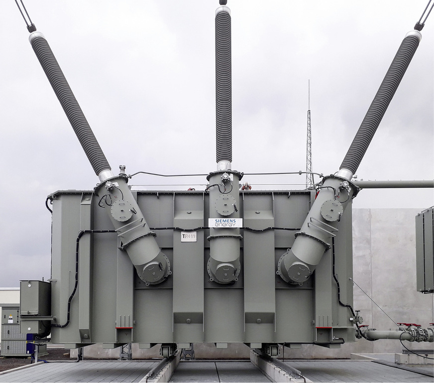 Umspanntrafo für 380 Kilovolt: Auch seine Fertigung und Anlieferung musste vorfinanziert werden, zumal der Solarpark zwei solcher Transformatoren braucht.