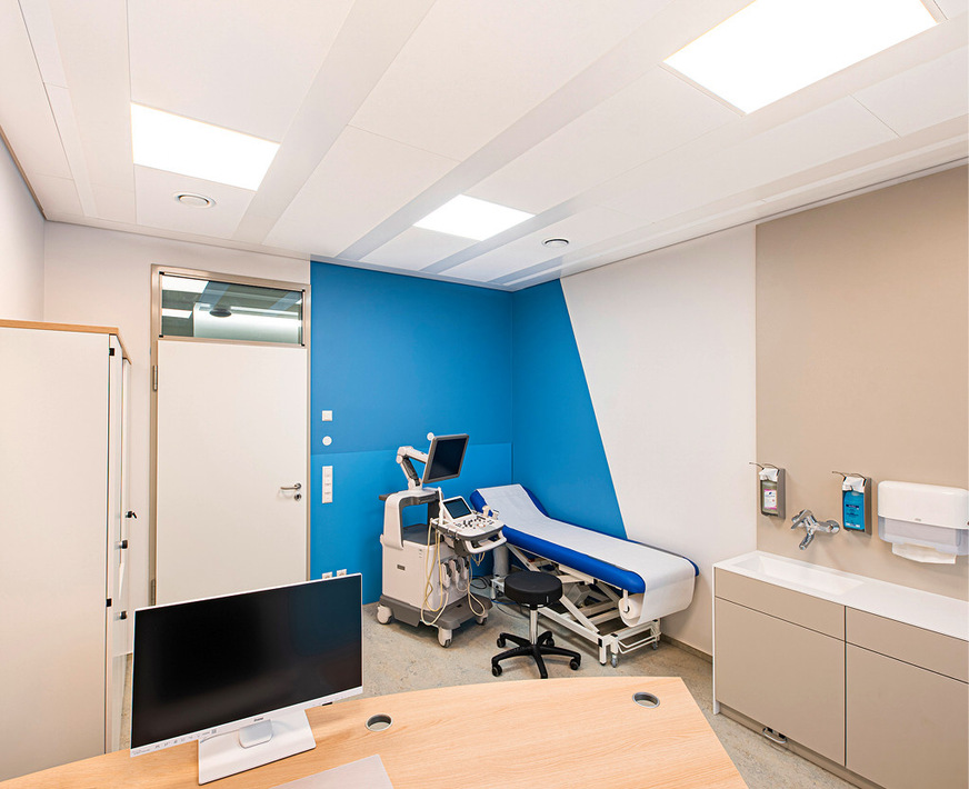 Wird per Klimadecke gekühlt, geschieht das (fast) ohne Luftbewegung und damit ohne Staubverwirbelungen. Wichtig zum Beispiel in Arztpraxen, wo es besonders auf die Hygiene ankommt.