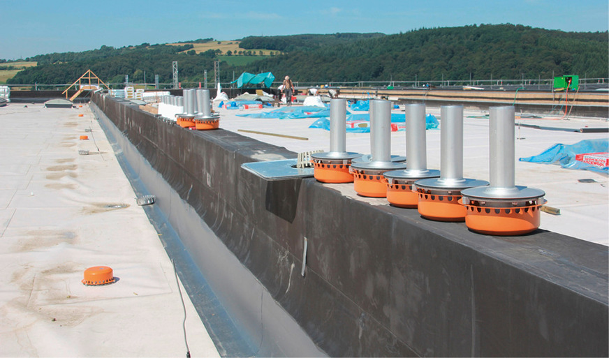 Haupt- und Not-Entwässerung lassen sich einfach unterscheiden: die Wehre der Notentwässerung sind orange, die Abläufe der Hauptentwässerung silberfarben.