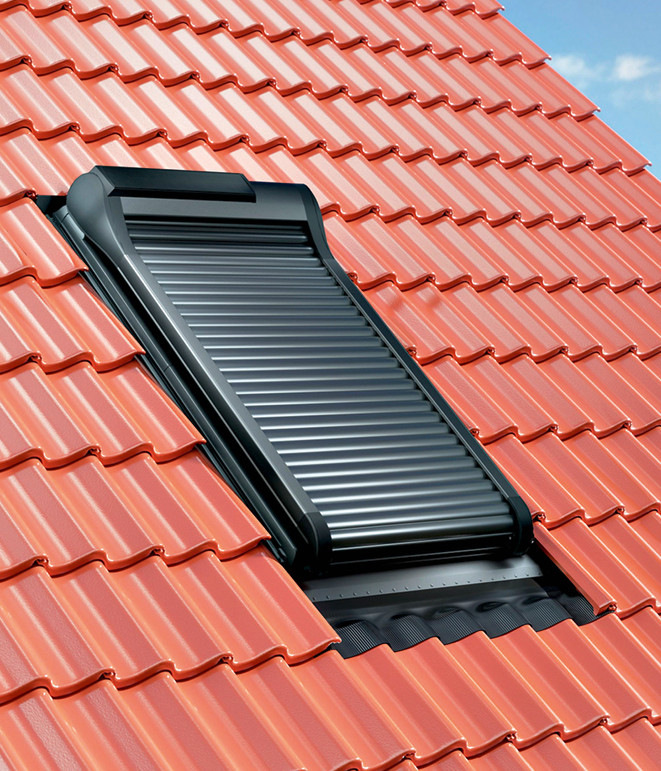 Rollläden bieten den wirksamsten Sonnenschutz. Sie lassen sich nachträglich kabellos montieren, die Antriebe können sich über Solarzellen mit Strom versorgen.