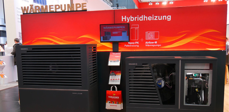 Auf vielen Messeständen der Holzkesselhersteller waren Wärmepumpen zu finden – oftmals als Teil eines Hybridsystems.