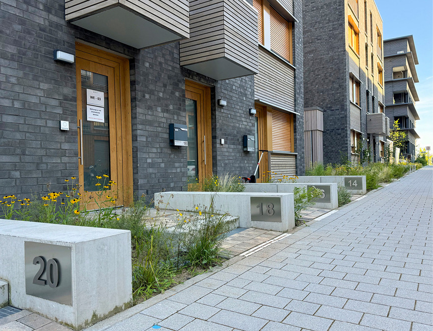 7 Holz, Klinker, Putz – die Materialkombinationen an den Fassaden schaffen Identität und sind wichtiges Gestaltungsrezept gegen Gleichförmigkeit.