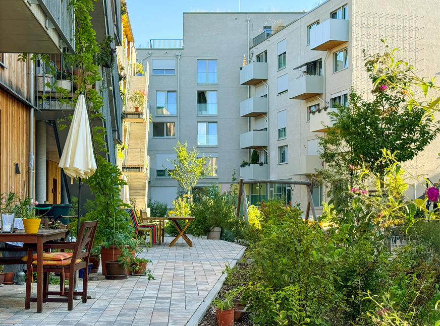 9 Halböffentliche Freiflächen mit viel Grün zwischen den Wohnblocks bieten einen geschützten Raum für Spielplätze, und sind ein kommunikativer Ort für die Bewohner.