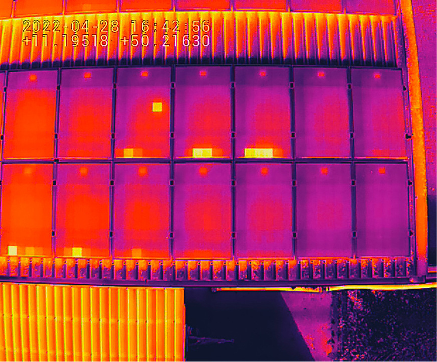 1 Deutliche Hot Spots: Thermografische Aufnahmen machen defekte Zellen aufgrund stärkerer Wärmeentwicklung sichtbar.