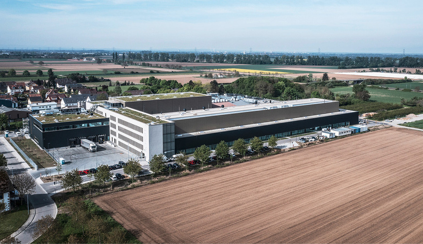 6 Das Unternehmen Schott Pharma speist in naher Zukunft die industrielle Abwärme aus dem Produktions­prozess – immerhin rund 1,6 Megawatt – in ein neues Nahwärmenetz der Gemeinde Hügelheim ein, anstatt die Wärme über das Dach weg zu kühlen.