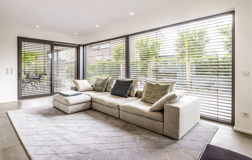 Mit intelligent gesteuerten Außenjalousien beziehungsweise Raffstores kann man Sonnenschutz und Tageslichtversorgung unter einen Hut bringen.