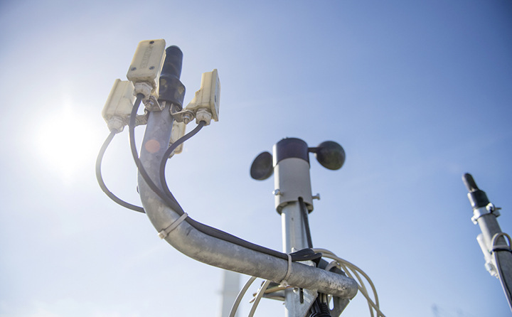 Mit Wetterstationen, die neben der Intensität der Sonneneinstrahlung noch Windstärke und Niederschläge erfassen, wird auch der Sonnenschutz geschützt.
