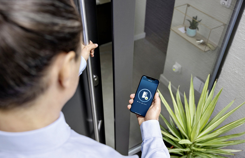 Smarte Schlösser lassen sich zum Beispiel über Fingerabdruckscanner, Gesichtserkennung, mit einer Smartwatch oder per App bedienen.