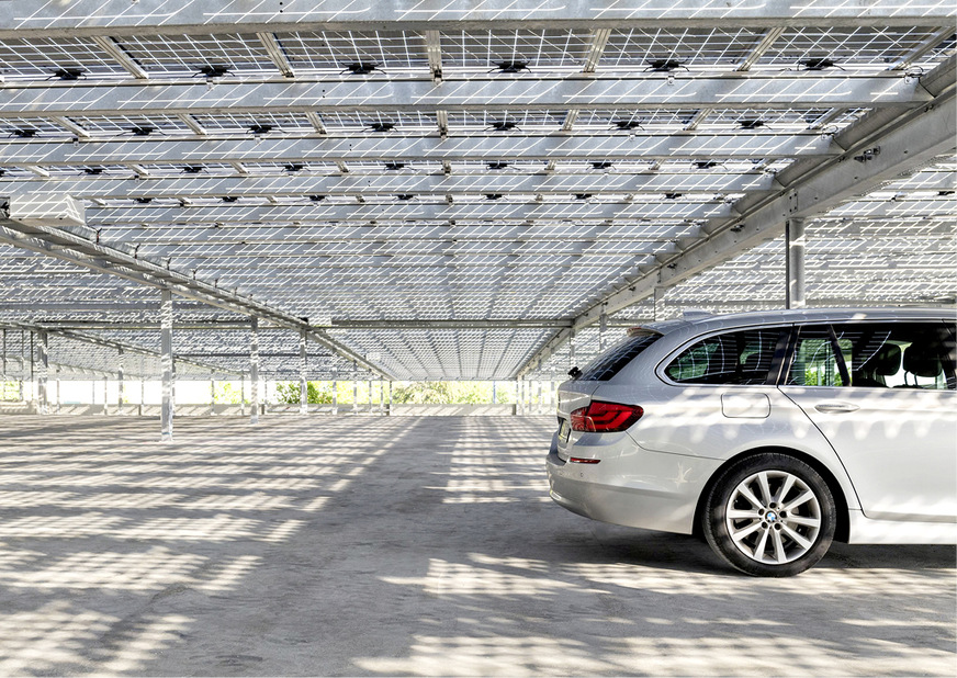 Fassaden- oder Dachverglasungen können mithilfe transparenter oder semitransparenter Solarmodule auch Strom erzeugen.